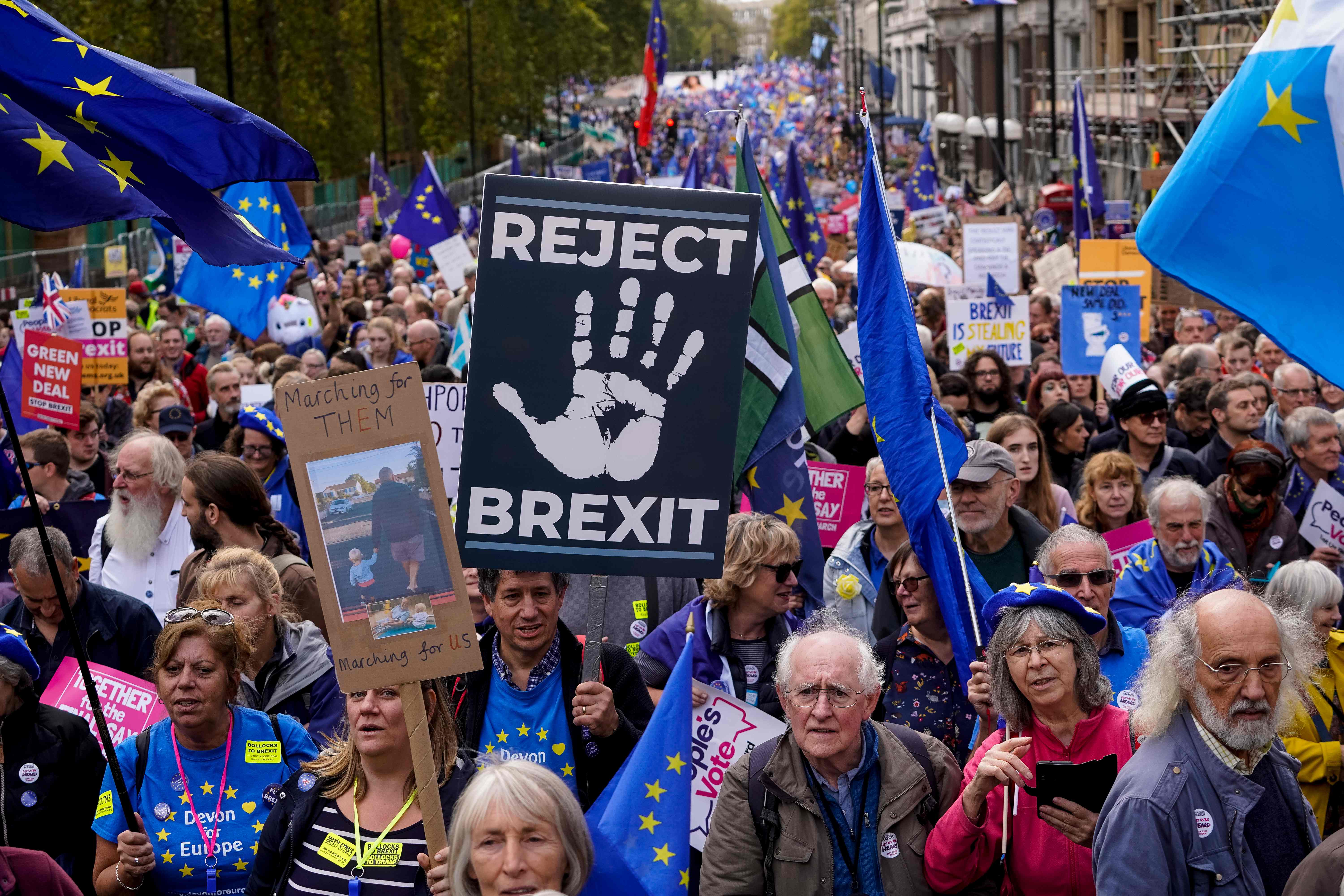 Los manifestantes sostienen pancartas mientras participan en una marcha de la organización People's Vote en el centro de Londres el 19 de octubre de 2019. (Foto Prensa Libre: AFP).