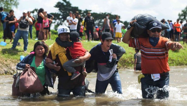 Miles de migrantes buscan cruzar la frontera para llegar hasta Estados Unidos. (Foto Prensa Libre: Hemeroteca PL)