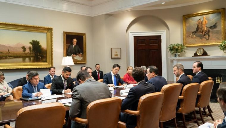 Funcionarios estadounidenses y guatemaltecos durante la reunión en la Casa Blanca. (Foto: Minfin)