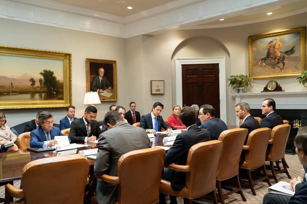 Funcionarios estadounidenses y guatemaltecos durante la reunión en la Casa Blanca. (Foto: Minfin)