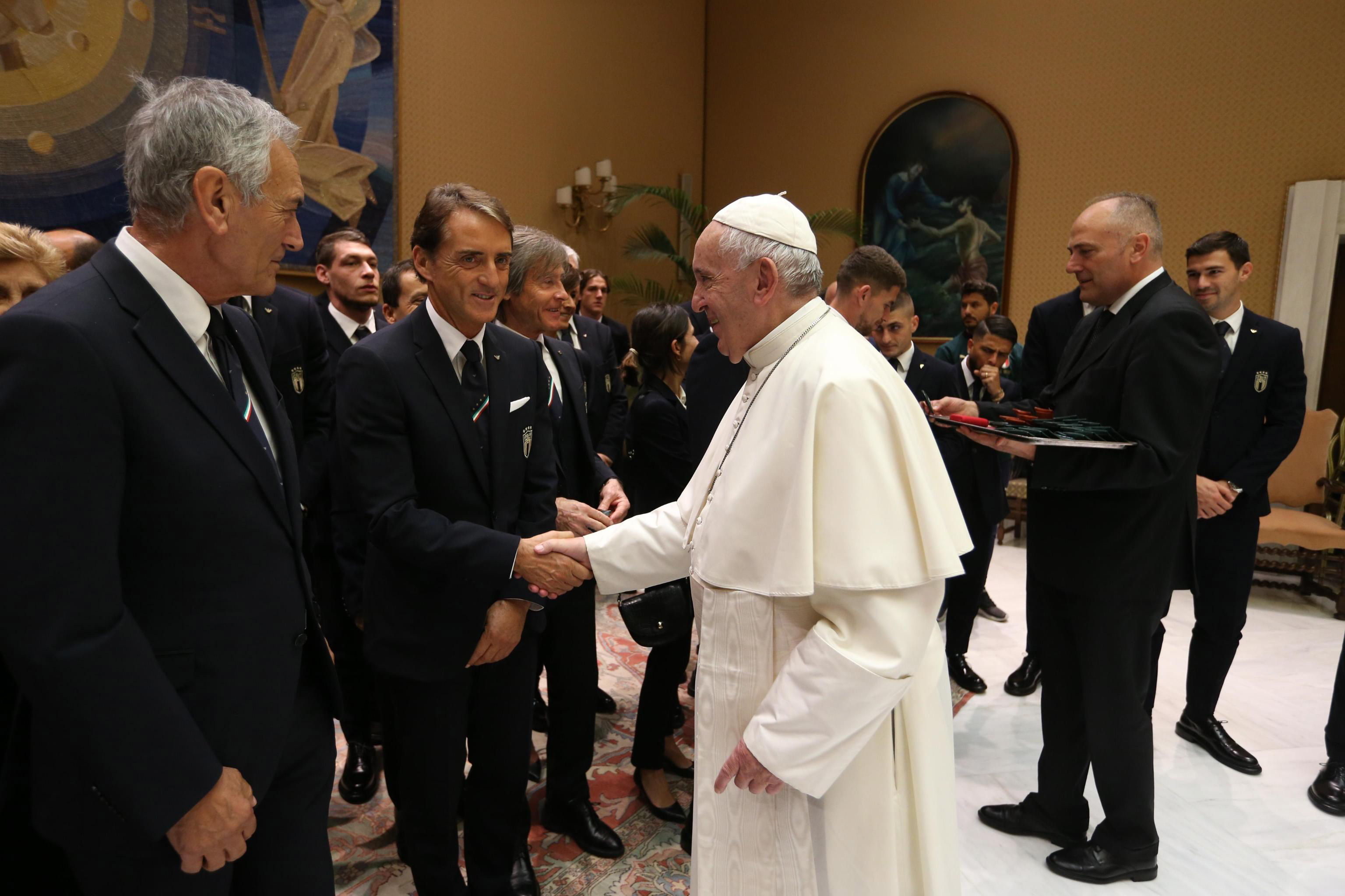 El papa Francisco se reunió con Roberto Mancini, entrenador de la selección de futbol de Italia. (Foto Prensa Libre: EFE)