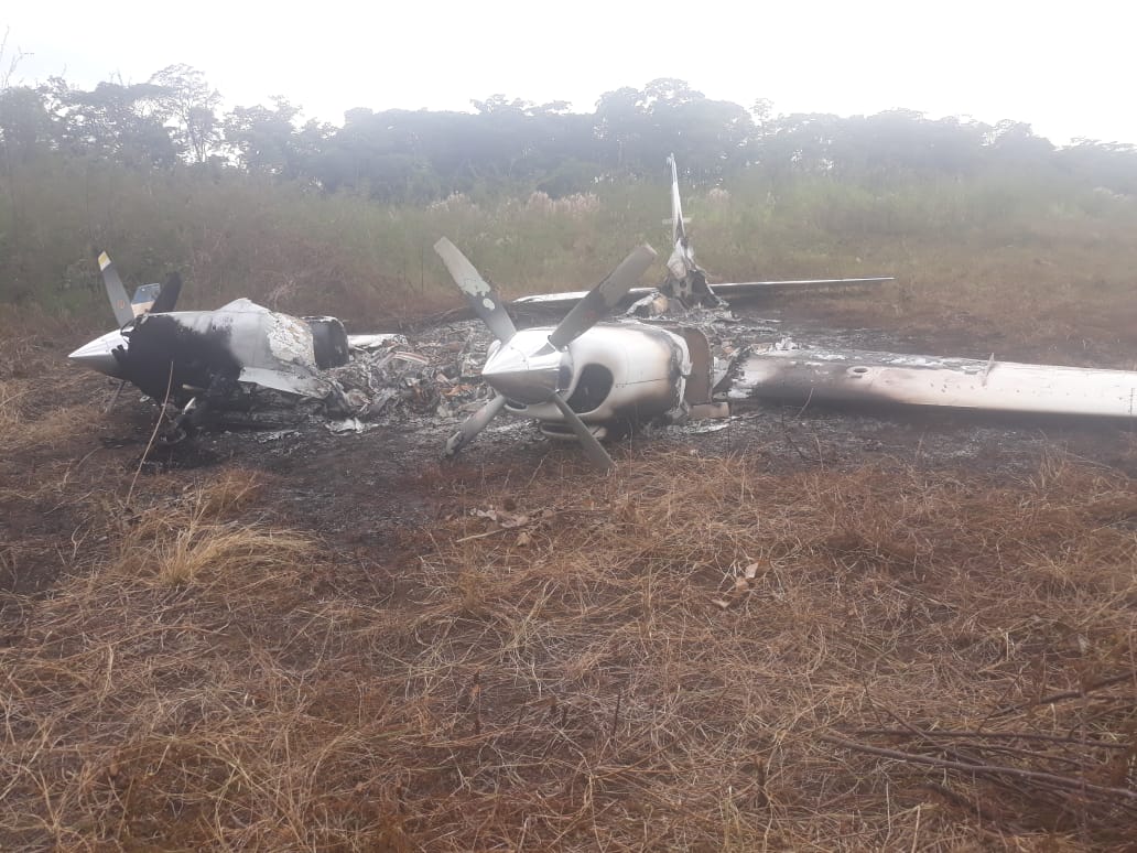 La avioneta incinerada fue localizada en el Parque Nacional Laguna del Tigre. (Foto Prensa Libre: PNC)