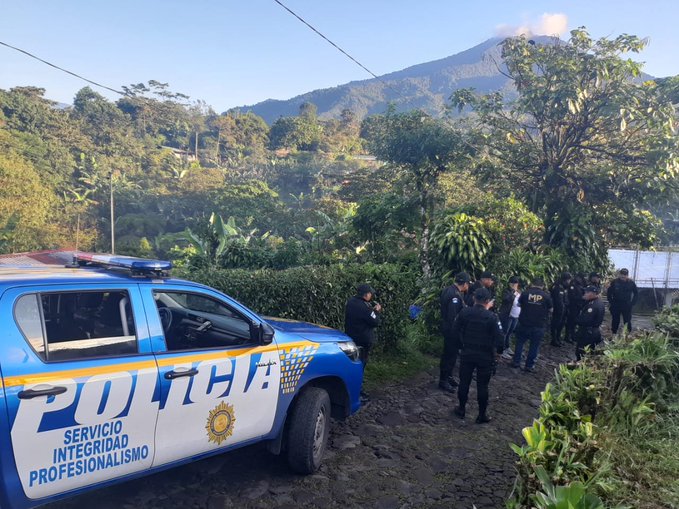 Diez policías fueron capturados por pertenecer a organización que se dedicaba al tumbe de drogas. (Foto Prensa Libre; PNC)