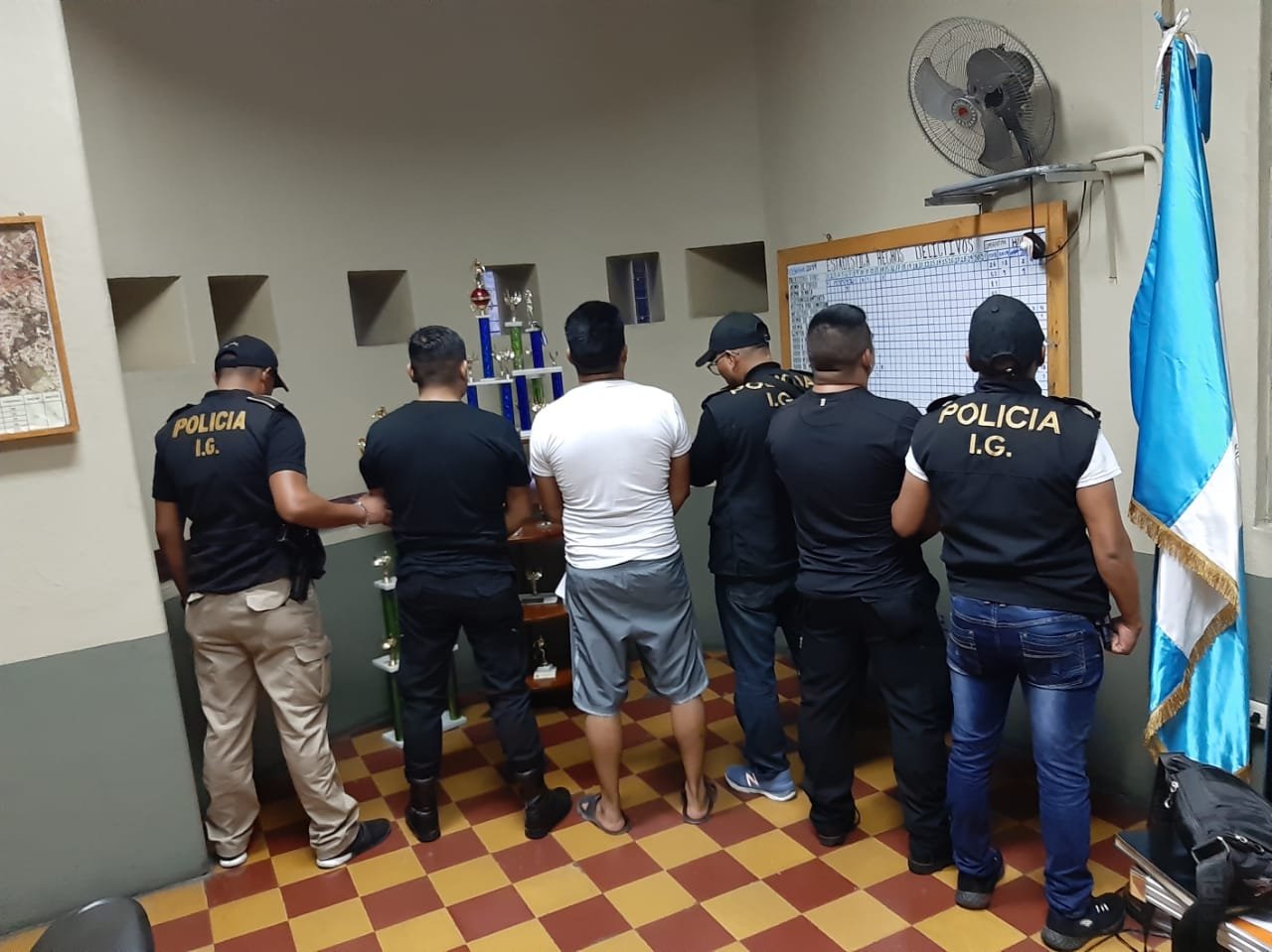 Los agentes de la PNC capturados pertenecían a la subestación de Santa Lucía Cotzumalguapa. (Foto Prensa Libre: PNC)