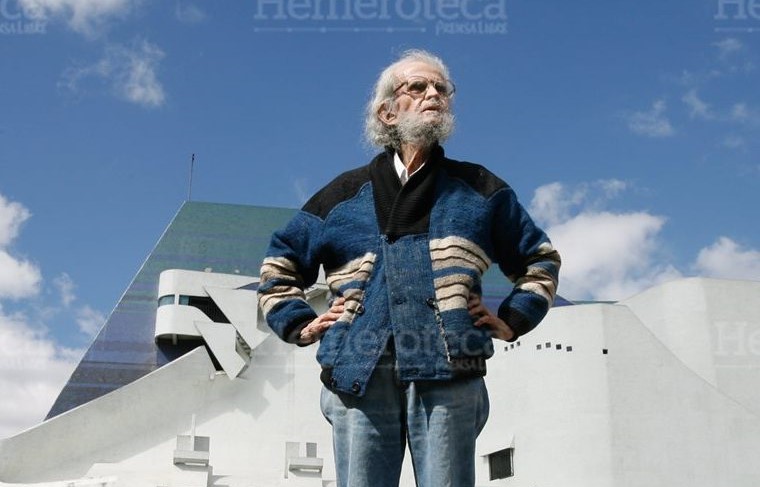 El maestro Efraín Recinos frente a su emblemática obra, el Centro Cultural Miguel Ángel Asturias. (Foto Prensa Libre: Hemeroteca PL)