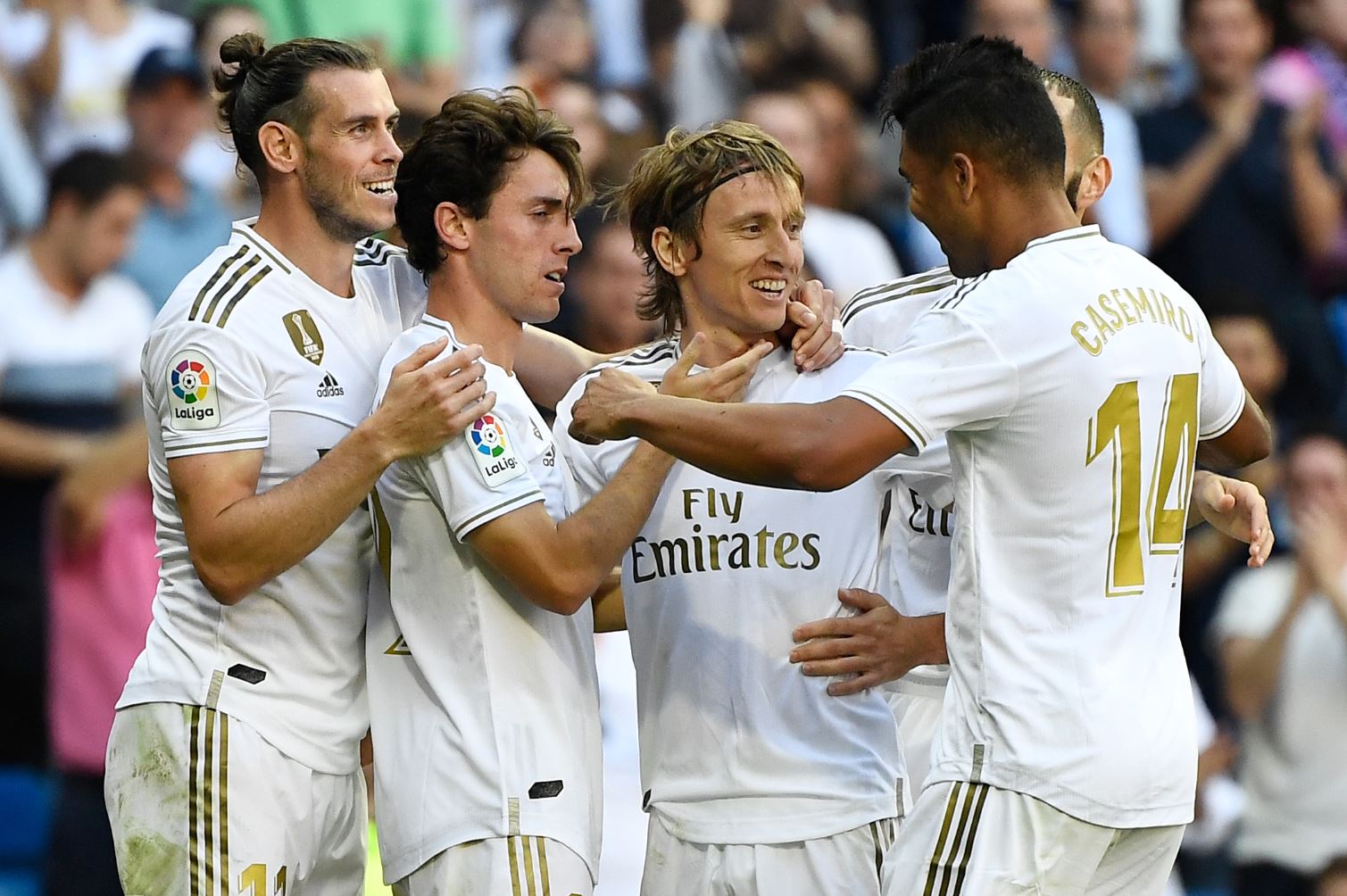 Los jugadores del Real Madrid se unen en un festejo, luego de haber anotado uno de los cuatro goles contra el Granada. (Foto Prensa Libre: AFP).
