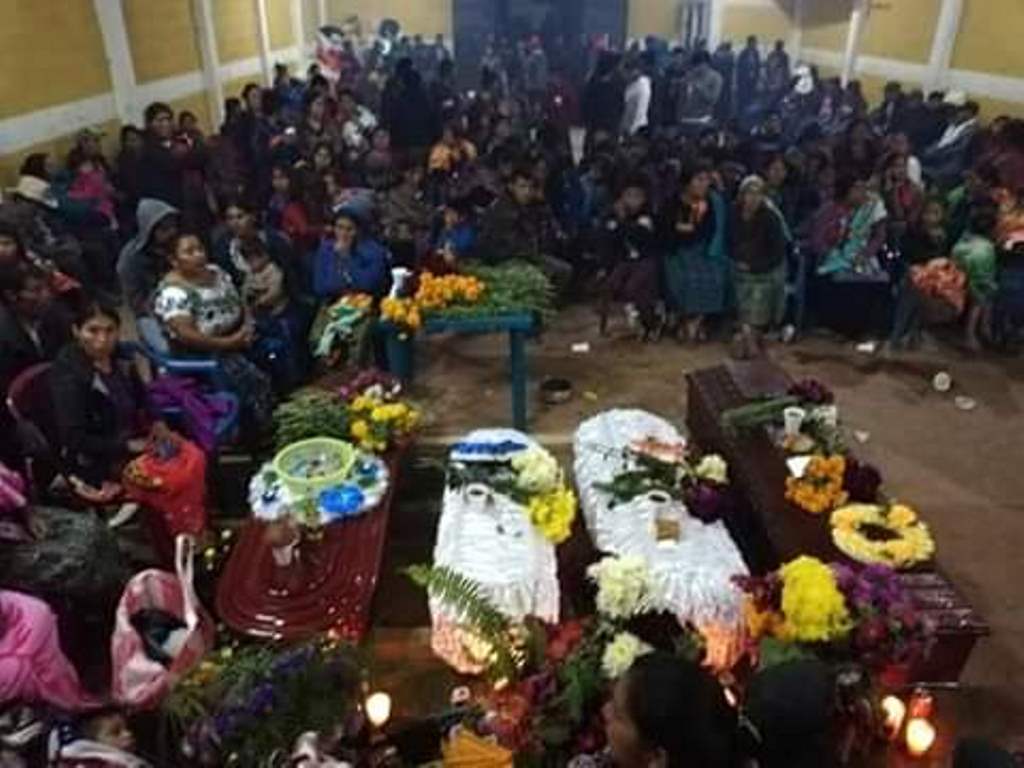 Los pobladores de la aldea Xenaxicul despidieron los restos de su vecinos victima de un alud. (Foto Prensa Libre: Mike Castillo) 