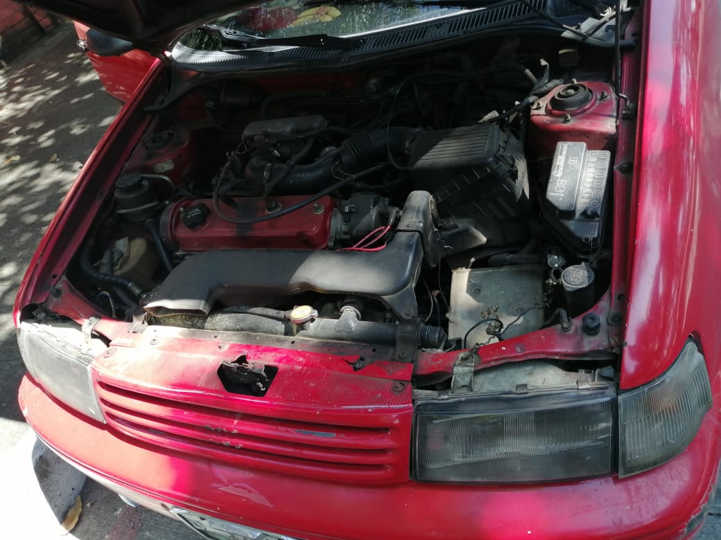 Varios vehículos, de personas que acudieron a la carrera, fueron abiertos por ladrones que se llevaron las  baterías. (Foto Prensa Libre: Cortesía)