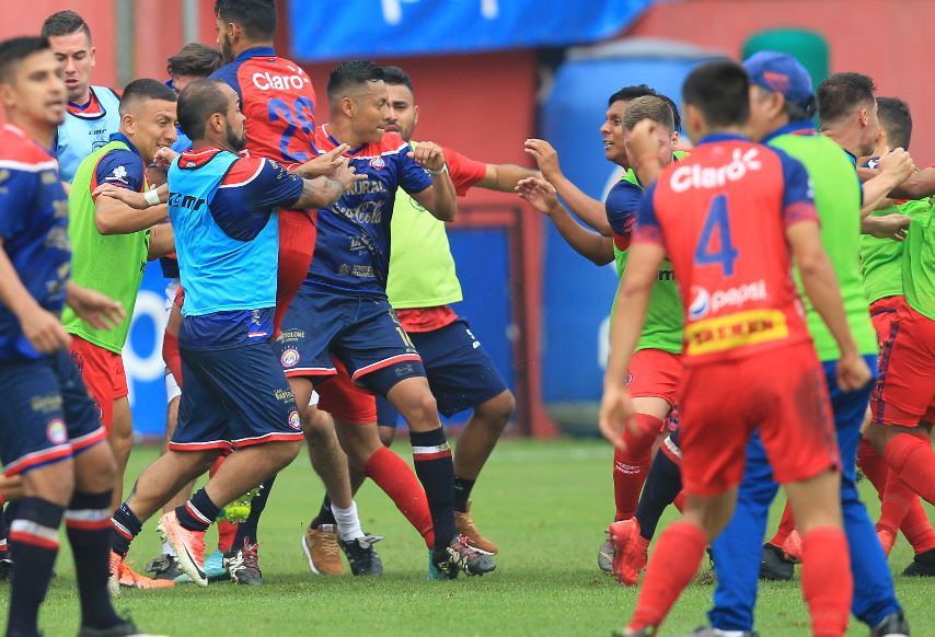 Jugadores de Municipal y Xelajú MC se liaron a golpes en el partido del sábado en el estadio El Trébol. (Foto Prensa Libre: Norvin Mendoza).