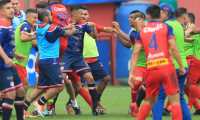 Jugadores de Municipal y Xelajú MC se liaron a golpes en el partido del sábado en el estadio El Trébol. (Foto Prensa Libre: Norvin Mendoza).