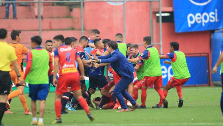 Jugadores de Municipal y Xelajú protagonizaron una trifulca en el estadio El Trébol. (Foto Prensa Libre: Norvin Mendoza).