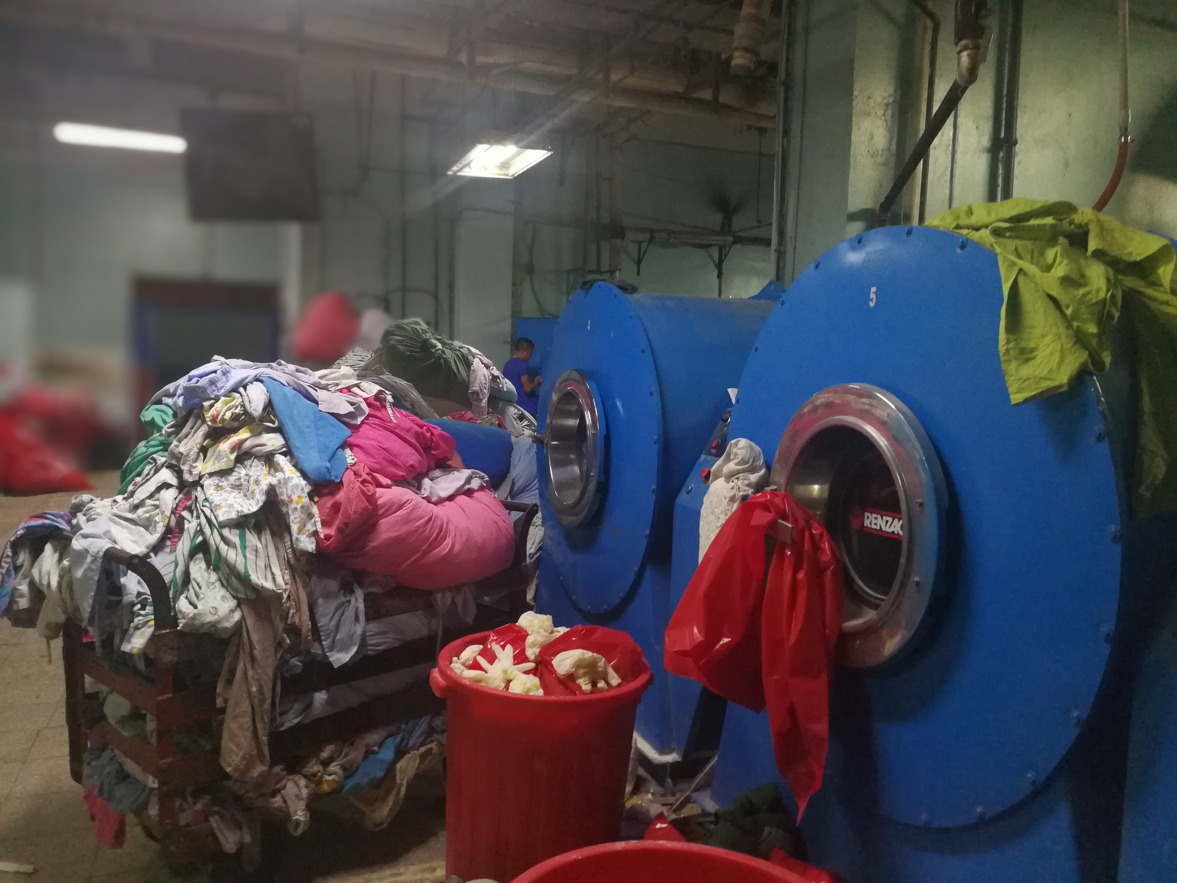 En la lavandería, la ropa se acumula diariamente, el mal funcionamiento de las calderas es parte del problema. (Foto Prensa Libre: Ana Lucía Ola)
