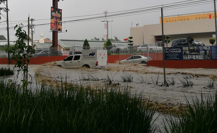 Un sector de la ruta Interamericana en San Lucas quedó anegado. Foto tomada de Meteorología GT/Facebook