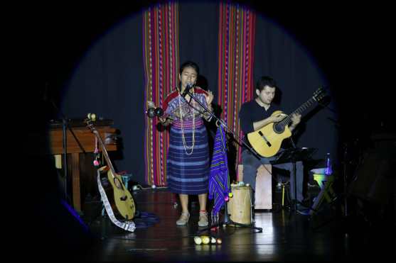 La cantautora maya kaqchiquel Sara Curruchich, ofreció dos conciertos con recinto lleno. (Foto Prensa Libre: Keneth Cruz)