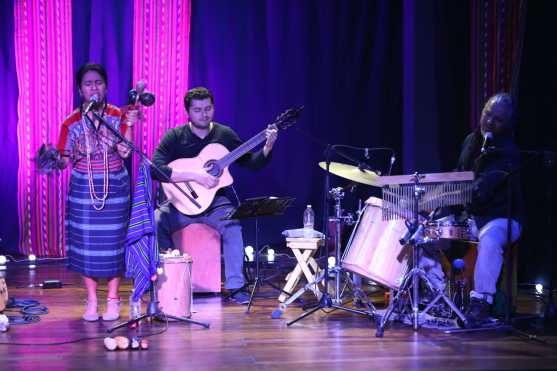 La artista nacional y sus músicos fueron ovacionados por la calidad del espectáculo. (Foto Prensa Libre: Keneth Cruz)