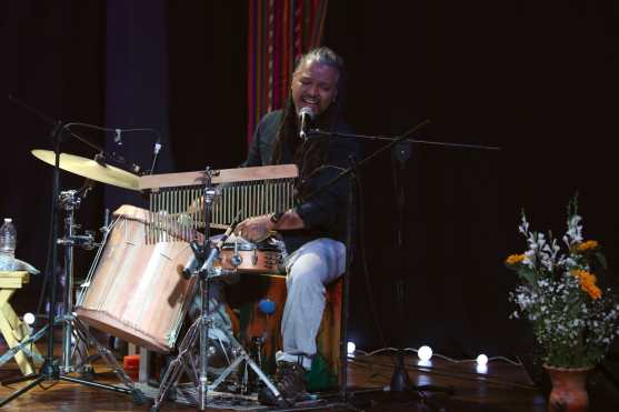 Chejo Enríquez demostró su destreza en la batería. (Foto Prensa Libre: Keneth Cruz)