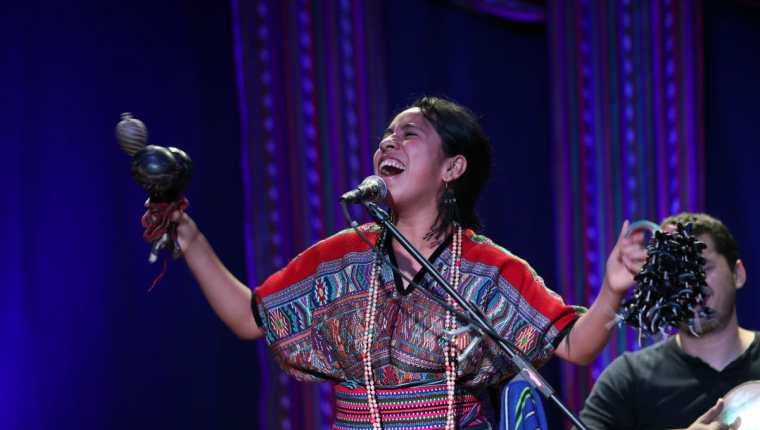 En cada concierto, Sara Curruchich evidencia su alegría debido a la respuesta de sus admiradores. (Foto Prensa Libre: Keneth Cruz)