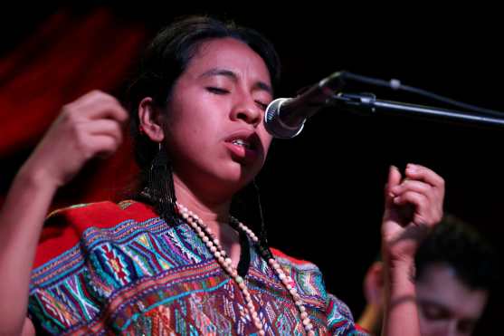 La artista guatemalteca invitó a la audiencia a conocer y respetar la cultura del país. (Foto Prensa Libre: Keneth Cruz)
