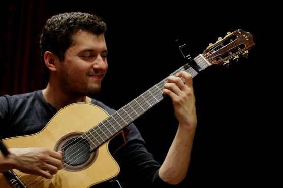 Sergio Zepeda impuso su ritmo con la guitarra. (Foto Prensa Libre: Keneth Cruz)