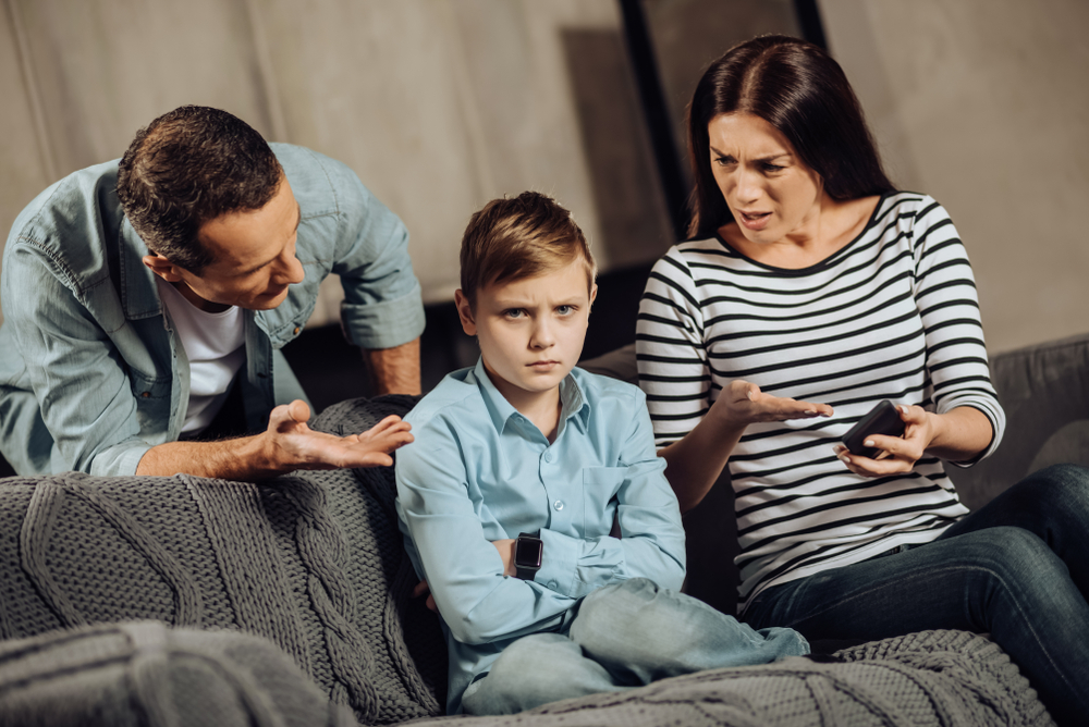 La manera en que se comunica con sus hijos es relevante para su desarrollo, autoconcepto, autoestima y otros aspectos a nivel psicológico y emocional. (Foto Prensa Libre: Shutterstock)