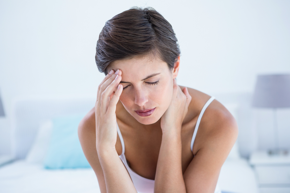 La migraña es un fuerte dolor de cabeza que se presenta con mayor frecuencia en mujeres. (Foto Prensa Libre: Shutterstock)