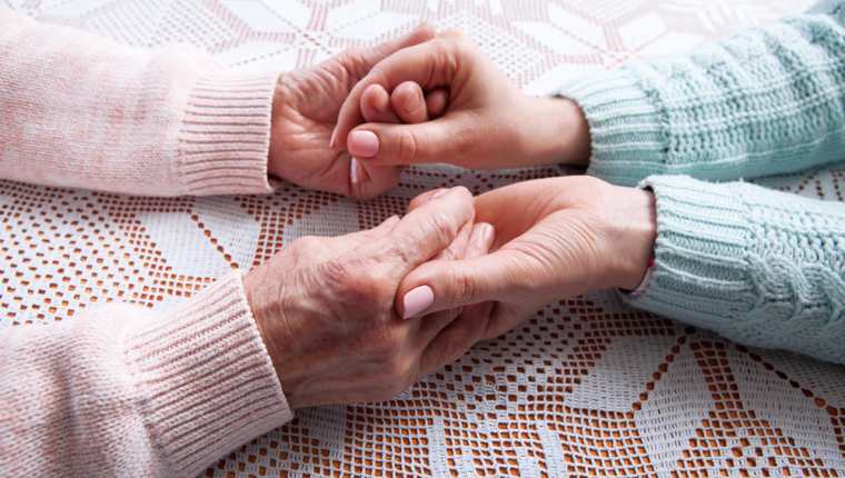 El cuidador del adulto mayor es su confidente y debe cumplir con ciertas características para satisfacer sus necesidades. (Foto Prensa Libre: Servicios).