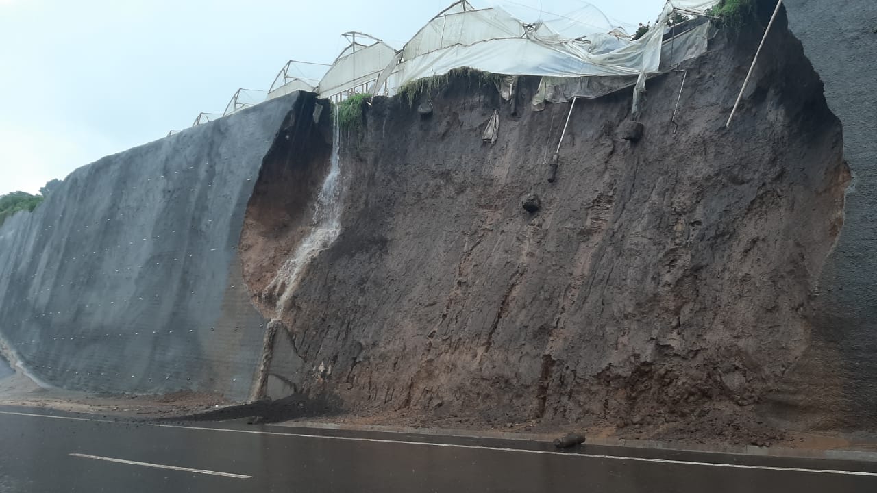 El domingo 27 de octubre, un derrumbe destruyó este vivero, en el libramiento de Chimaltenango. (Foto Prensa Libre: Andrea Domínguez).