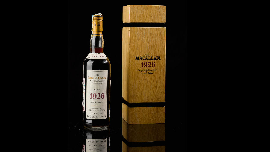 La exclusiva botella de "The Macallan 1926" alcanzó cifras millonarias en subasta realizada por Sotheby's. (Foto Prensa Libre: Macallan)