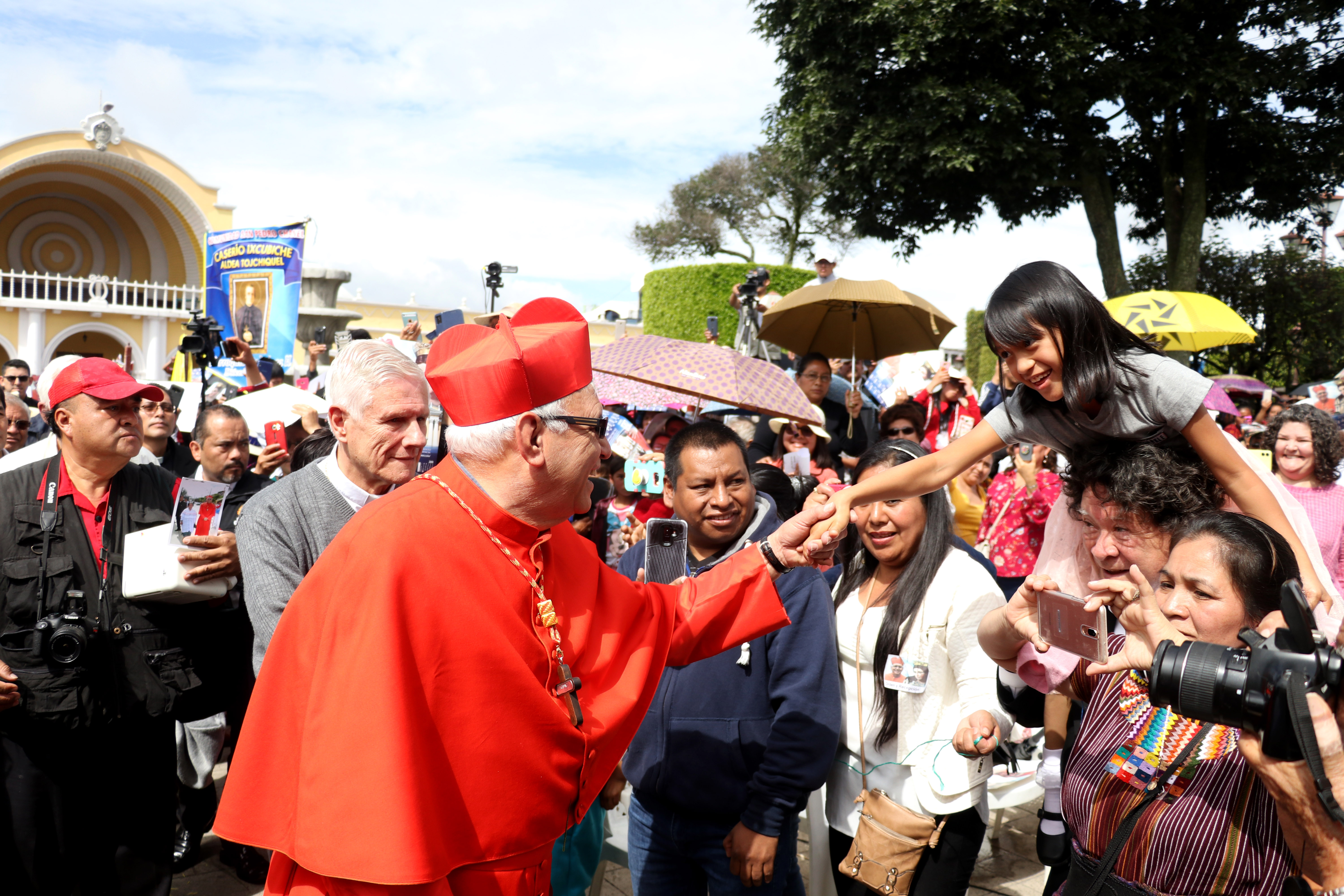 El Cardenal Álvaro Ramazzini saluda a feligreses católicos en Huehuetenango.(Foto Prensa Libre: Mike Castillo)