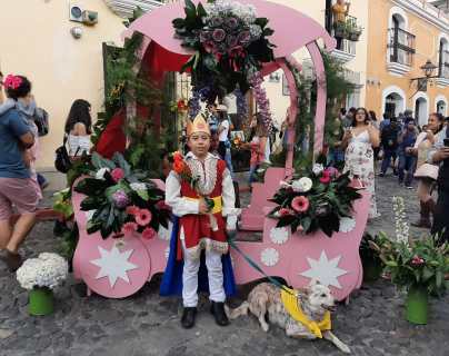 Cómo rindieron homenaje a “El Principito” durante el festival de las flores en Antigua Guatemala