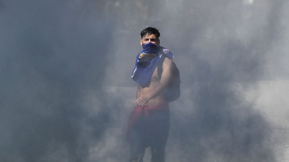 Algunos jóvenes chilenos protagonizaron episodios violentos en el marco de las protestas en el país. Foto: Getty Images