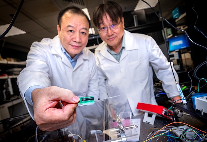 Los profesores de NTU Liu Ai Qun (izq.) y Kwek Leong Chuan desarrollaron el diminuto chip. (Foto Prensa Libre: Nur Amin Shah-BBC)