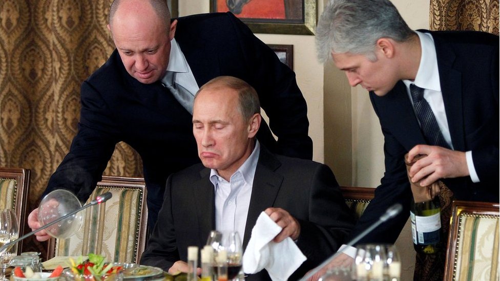 Yevgeny Prigozhin, a la izquierda, es conocido como "el chef de Vladimir Putin". REUTERS