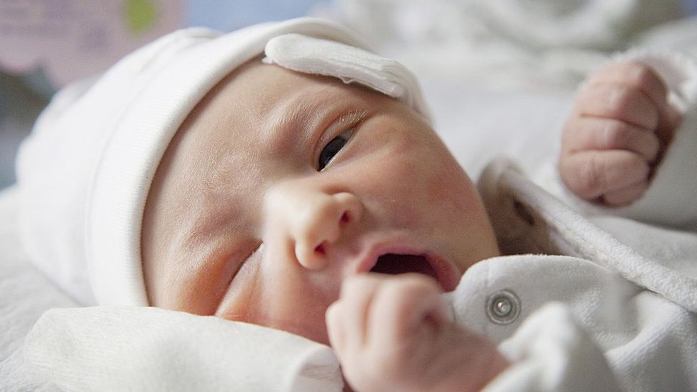 Los fórceps pueden provocar lesiones en el recién nacido, pero su implementación en las salas de parto igual permitió salvar vidas de bebés y madres. (Foto Prensa Libre: Getty Images)