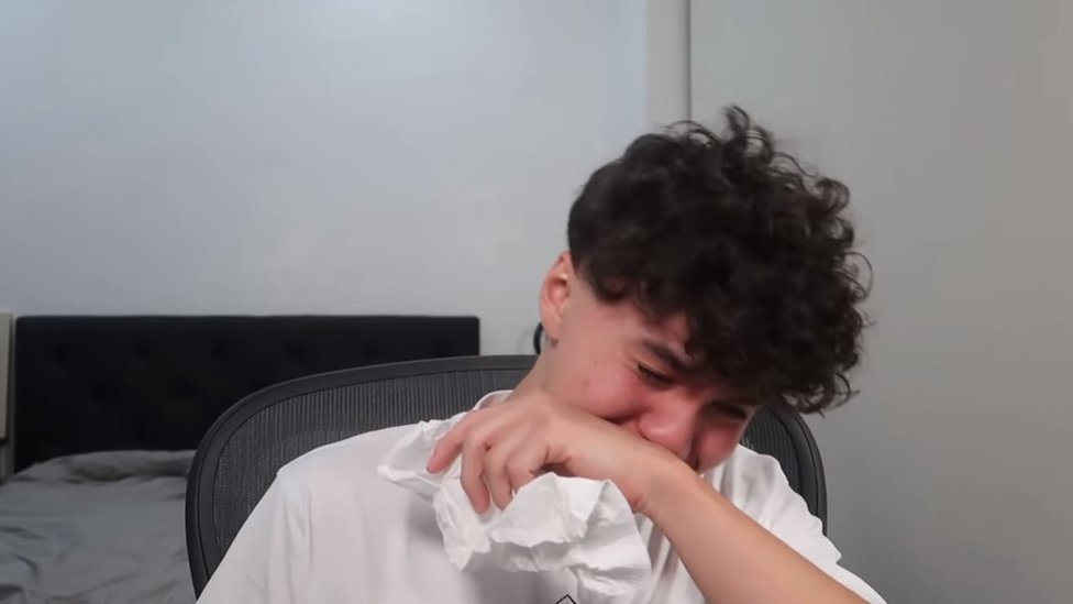 Khattri se dejó llevar por la emoción al apelar a los creadores de Fortnite a que le levantaran el veto. (Foto Prensa Libre: YouTube/BBC)