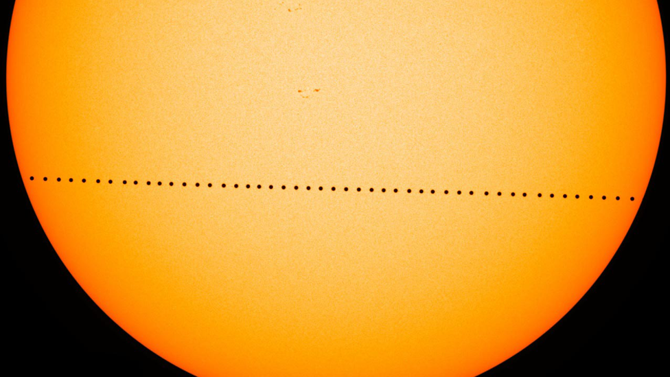 Durante el tránsito de Mercurio el planeta aparecerá como un diminuto punto negro por delante del disco solar. (Foto Prensa Libre: NASA)