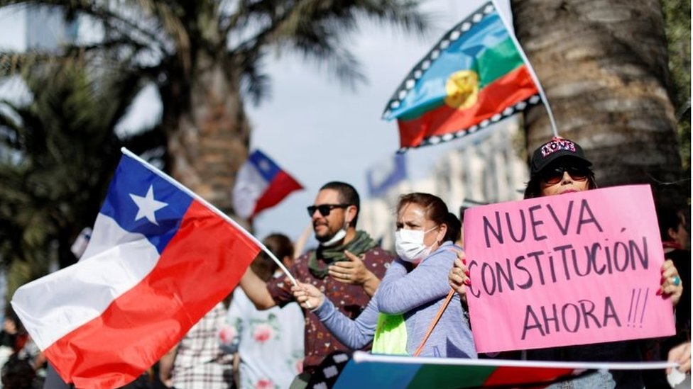 La formulación de una nueva Constitución ha sido una de las demandas de los manifestantes que han protestado desde hace 3 semanas. Foto: Reuters