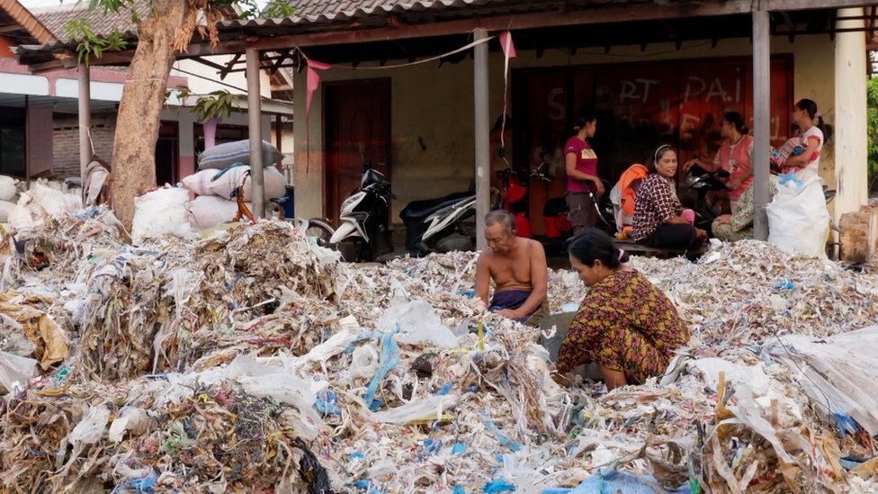 Algunos de los pobladores de Bangun se ganan la vida vendiendo materiales que rescatan de montañas de basura plástica. Foto: BBC