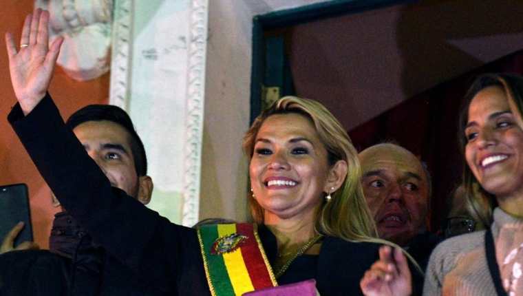 Jeanine Áñez asumió la presidencia de Bolivia en una sesión relámpago.