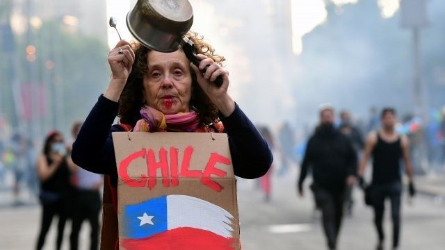 Uno de los puntos fuertes de crítica a las políticas de libre mercado en Chile tiene que ver con las administradoras privadas de fondos de pensiones.