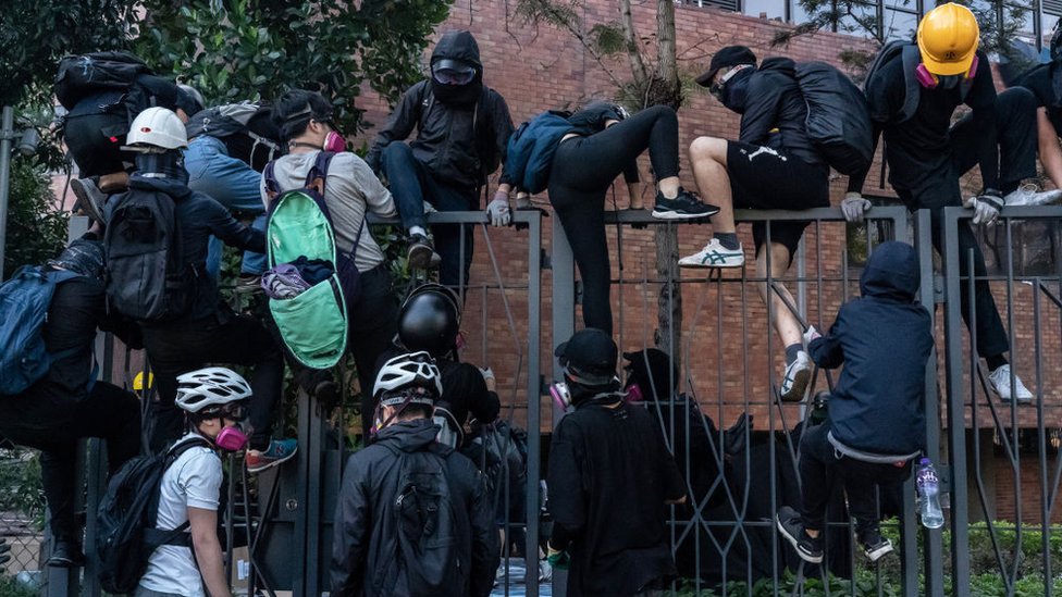 Los manifestantes han realizado numerosos intentos por abandonar el campus sin ser atrapados por la policía. GETTY IMAGES