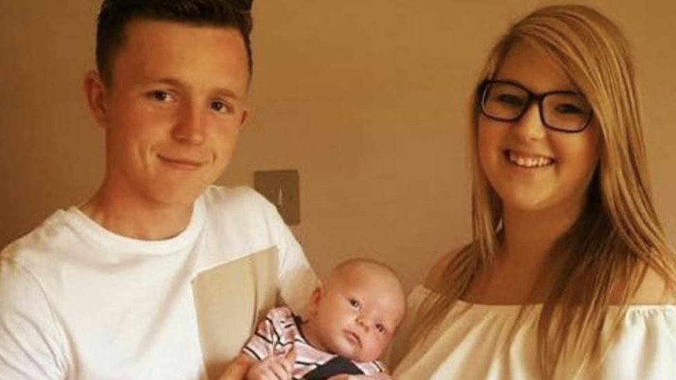 Jamie Heavens se ganó la lotería a los 22 años. Ya tenía una esposa y un hijo antes de eso. (Foto Prensa Libre: Jamie Heavens/ BBC)