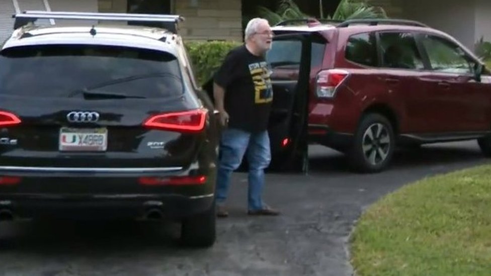 Bruce Bagley fue abordado por la prensa afuera de su casa tras conocerse de la acusación de lavado de dinero en su contra. CBS MIAMI