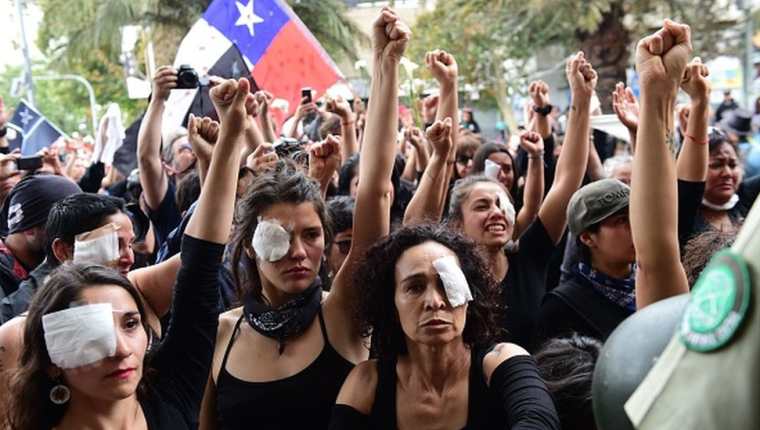 Un nuevo informe de Amnistía Internacional, que realizó una investigación en el país sudamericano, acusa al gobierno chileno de lastimar deliberadamente a los manifestantes.