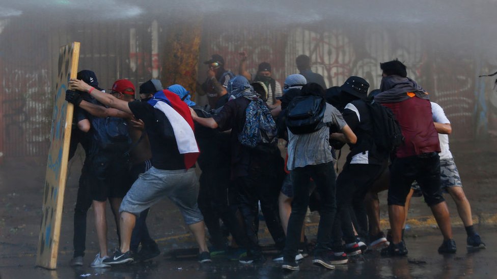 Manifestantes se han enfrentado a Carabineros durante las marchas en Chile. GETTY IMAGES