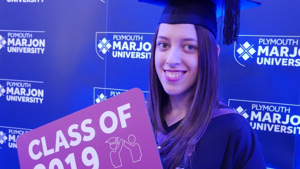 Después de un comienzo difícil, Maddy Hopson desafió sus probabilidades y se graduó en la universidad. (Foto Prensa Libre: Universidad de Plymouth Marjon- BBC)