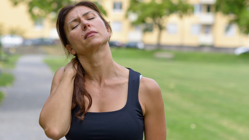 El dolor de cuello puede presentarse a cualquier edad. (Foto Prensa Libre: Getty Images)