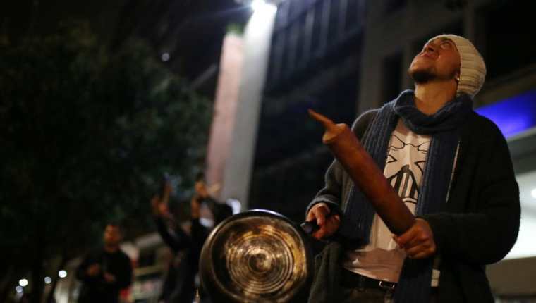 Cacerolas como forma de protesta se ven en muchos países de América Latina. En Colombia es la primea vez. REUTERS