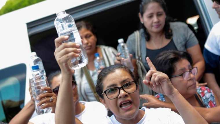 Un grupo de mujeres que intentó llevar agua a los huelguistas este jueves fue nuevamente detenido por la policía. AFP
