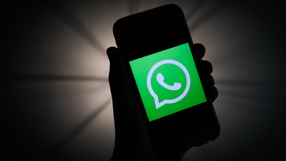WhatsApp aún no lanzó la actualización con la opción de modo oscuro. (Foto Prensa Libre: Getty Images)